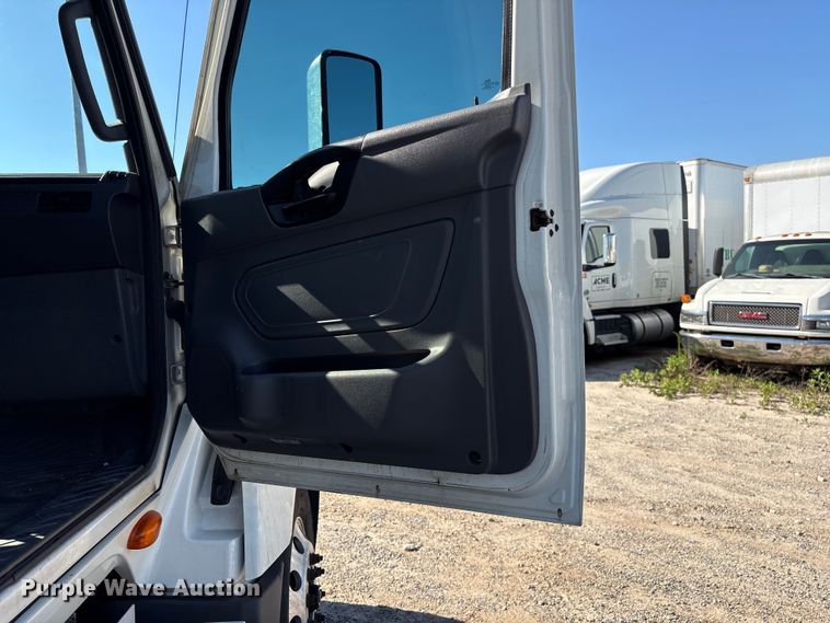 image for item EF1221 2019 International LT625 semi truck