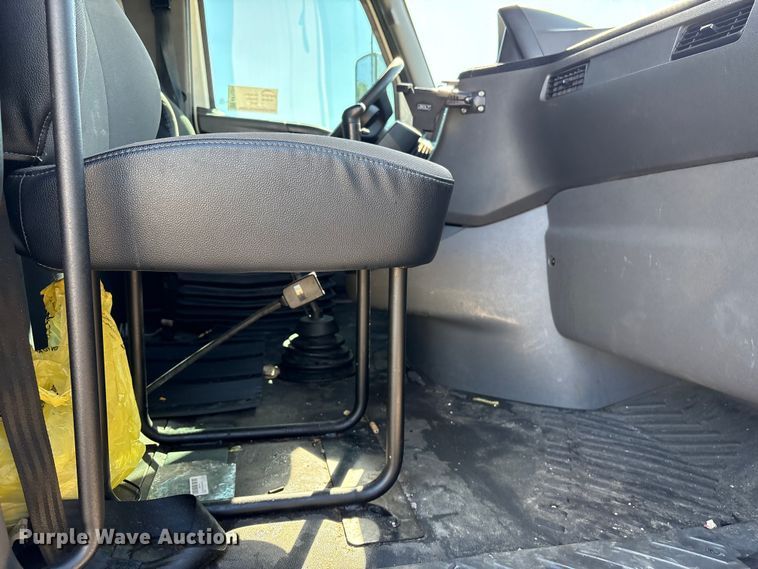 image for item EF1221 2019 International LT625 semi truck