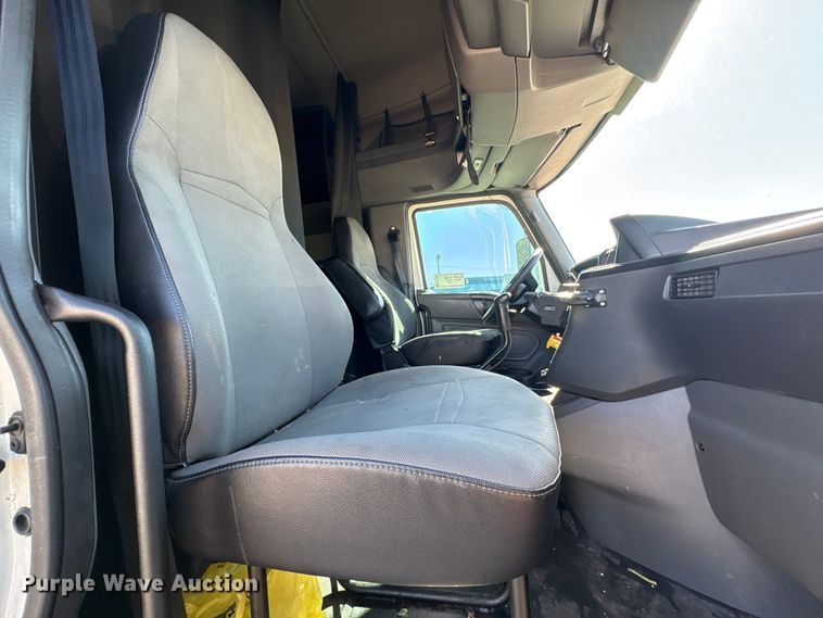 image for item EF1221 2019 International LT625 semi truck