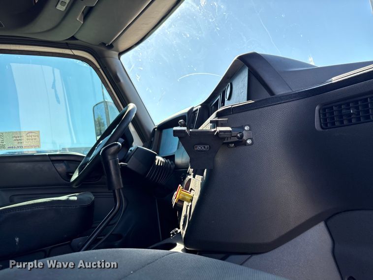 image for item EF1221 2019 International LT625 semi truck