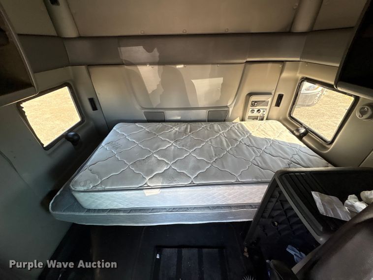 image for item EF1221 2019 International LT625 semi truck