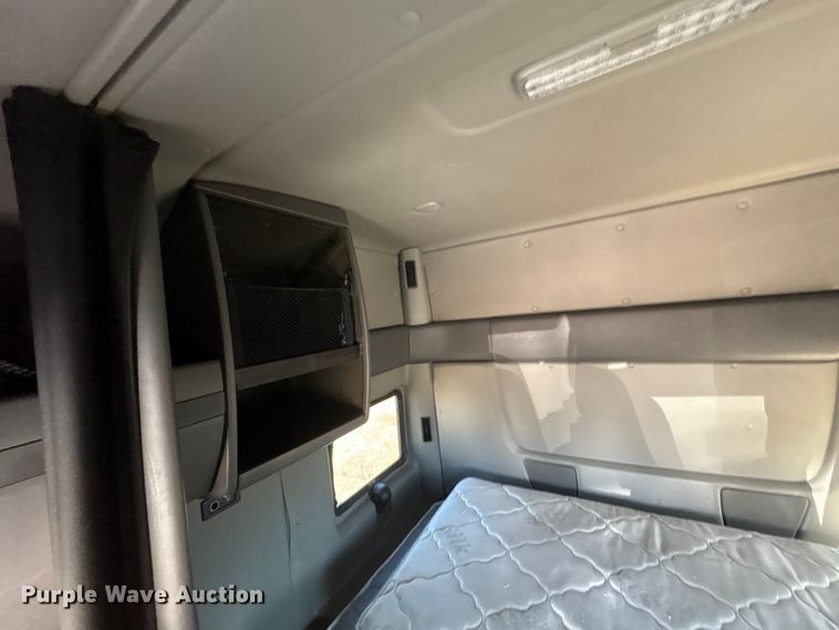 image for item EF1221 2019 International LT625 semi truck