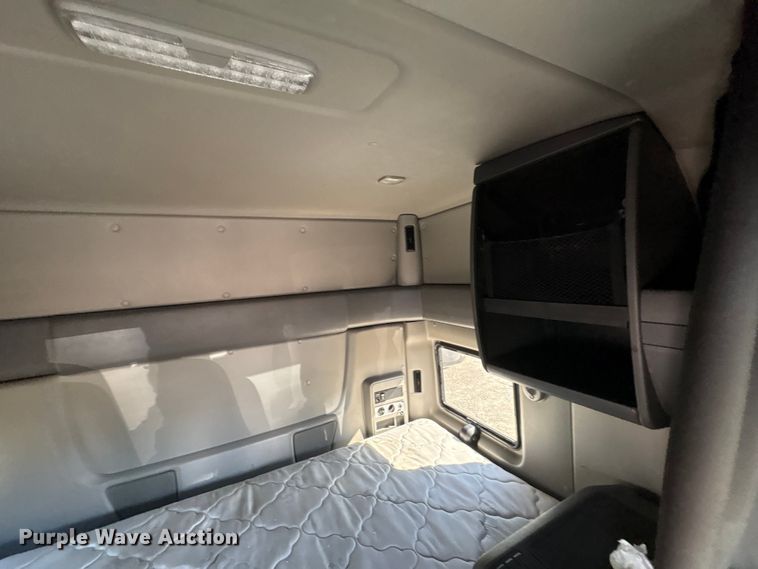 image for item EF1221 2019 International LT625 semi truck