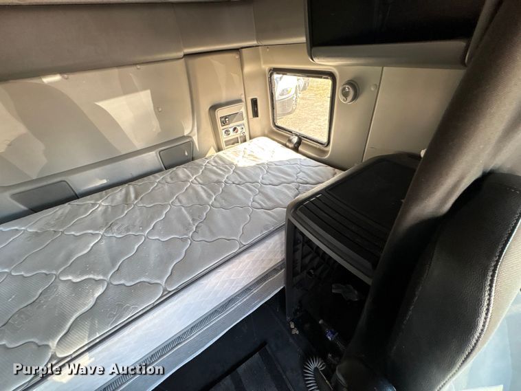 image for item EF1221 2019 International LT625 semi truck