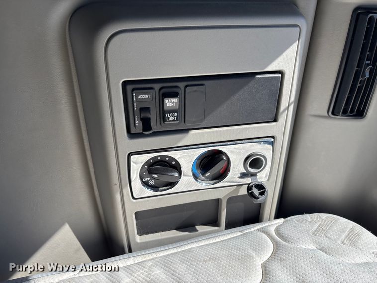 image for item EF1221 2019 International LT625 semi truck