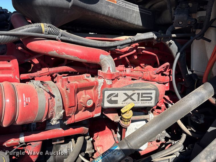 image for item EF1221 2019 International LT625 semi truck