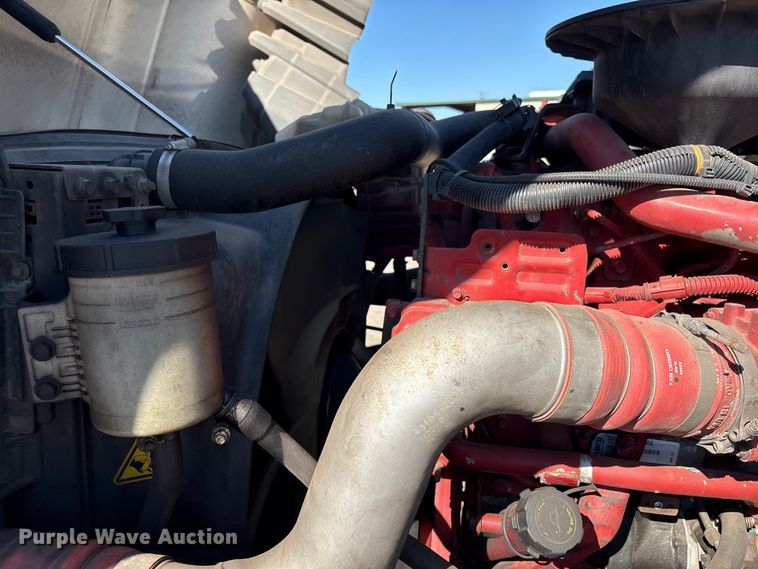 image for item EF1221 2019 International LT625 semi truck