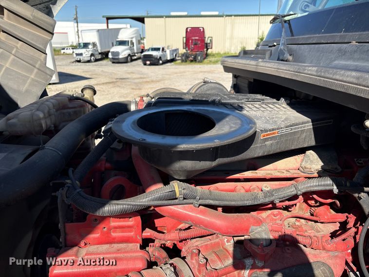 image for item EF1221 2019 International LT625 semi truck