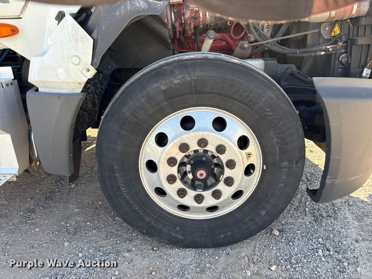 image for item EF1221 2019 International LT625 semi truck