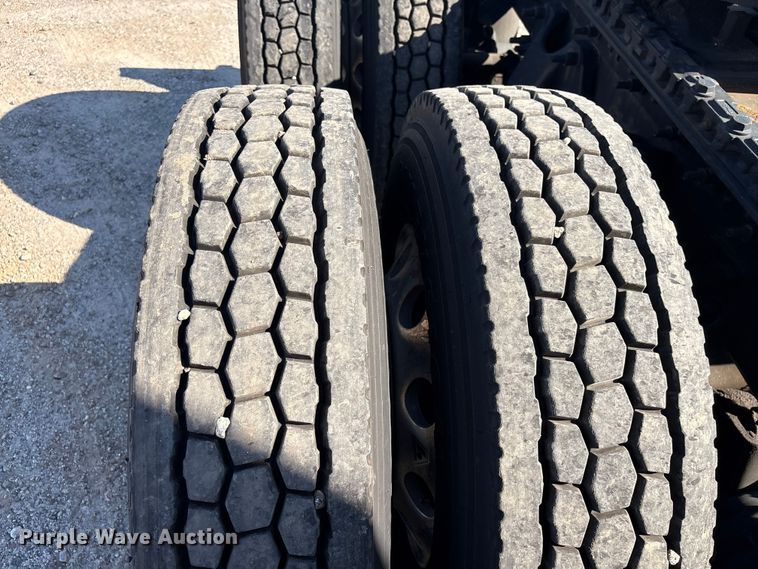image for item EF1221 2019 International LT625 semi truck