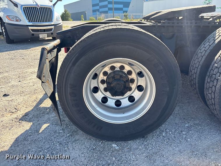 image for item EF1221 2019 International LT625 semi truck