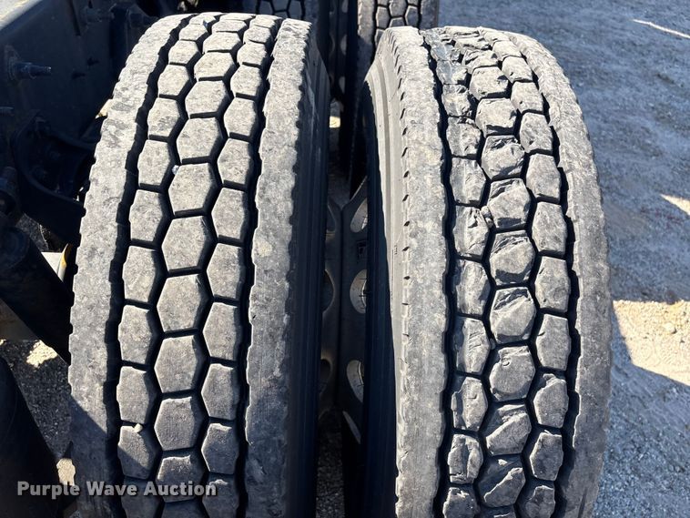 image for item EF1221 2019 International LT625 semi truck