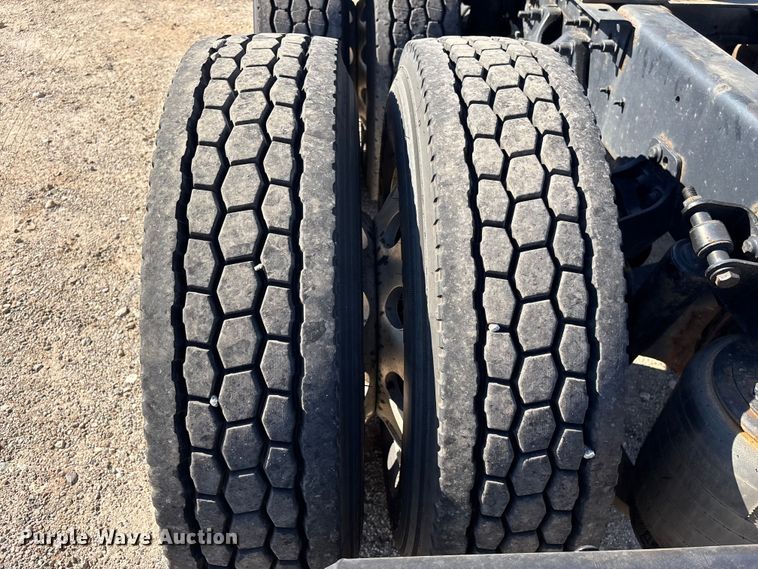 image for item EF1221 2019 International LT625 semi truck