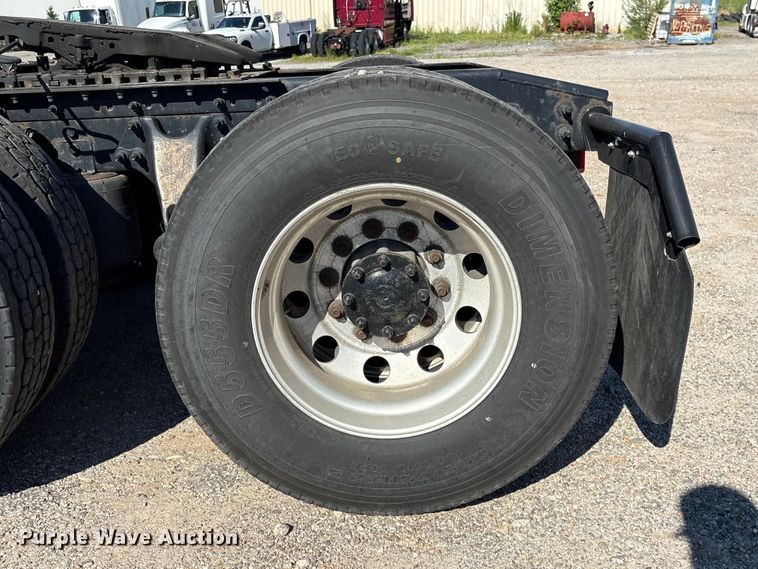 image for item EF1221 2019 International LT625 semi truck