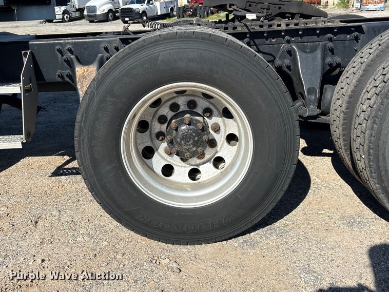 image for item EF1221 2019 International LT625 semi truck