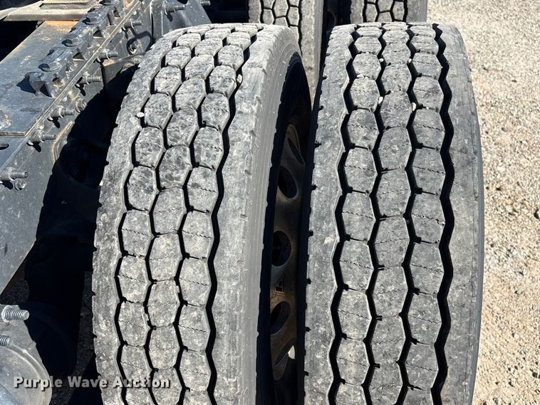 image for item EF1221 2019 International LT625 semi truck