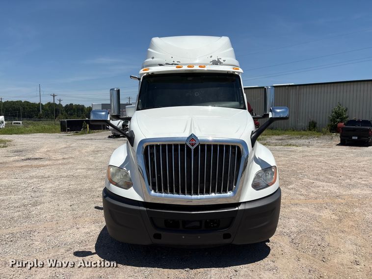 image for item EF1222 2019 International LT625 semi truck