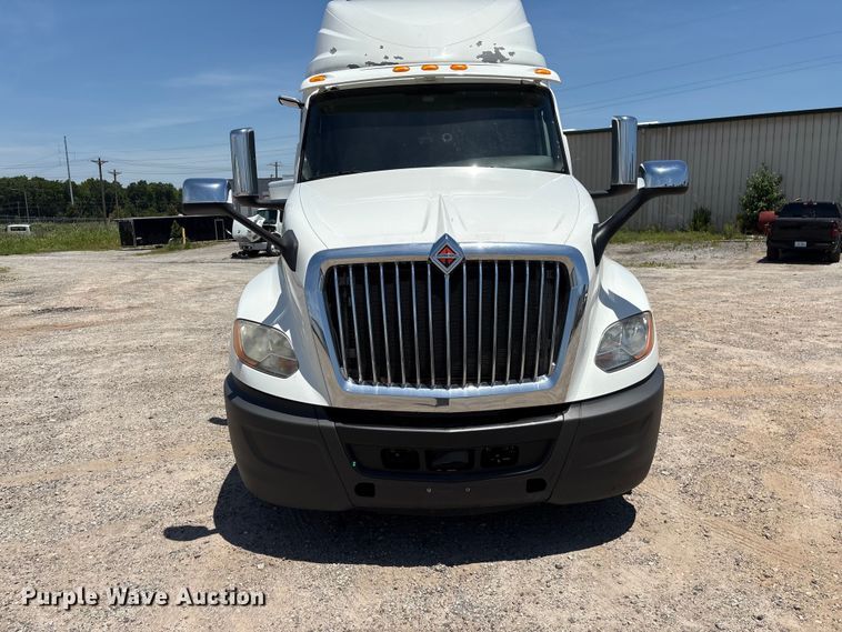 image for item EF1222 2019 International LT625 semi truck