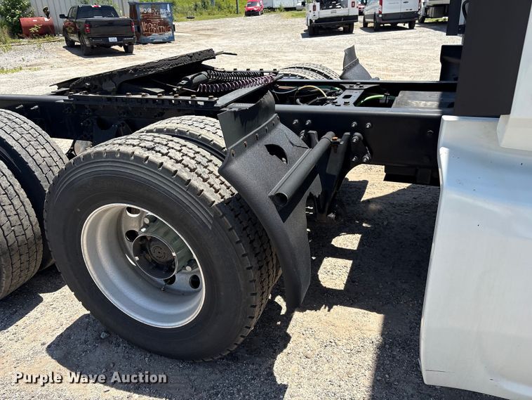image for item EF1222 2019 International LT625 semi truck