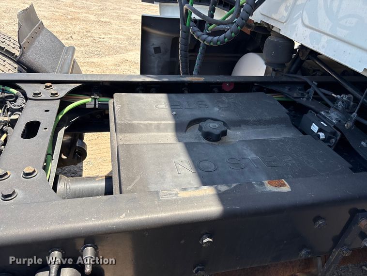 image for item EF1222 2019 International LT625 semi truck