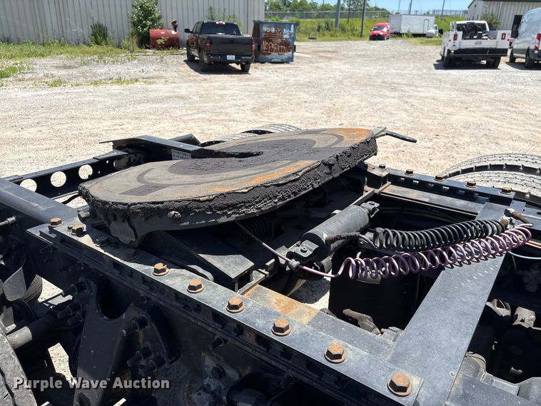 image for item EF1222 2019 International LT625 semi truck