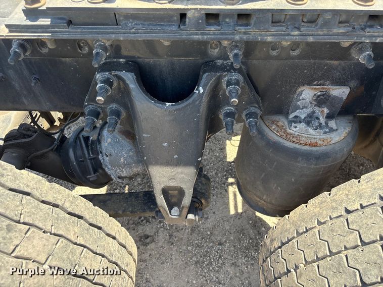 image for item EF1222 2019 International LT625 semi truck