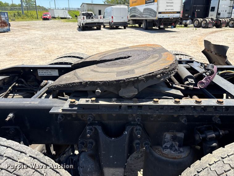 image for item EF1222 2019 International LT625 semi truck
