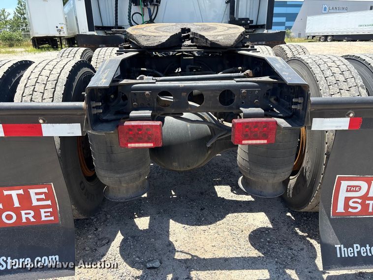 image for item EF1222 2019 International LT625 semi truck