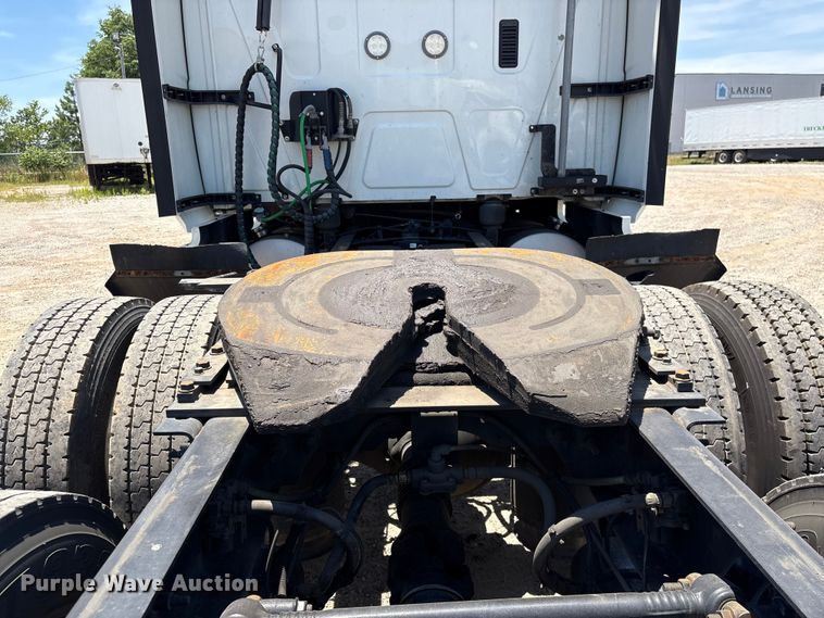 image for item EF1222 2019 International LT625 semi truck
