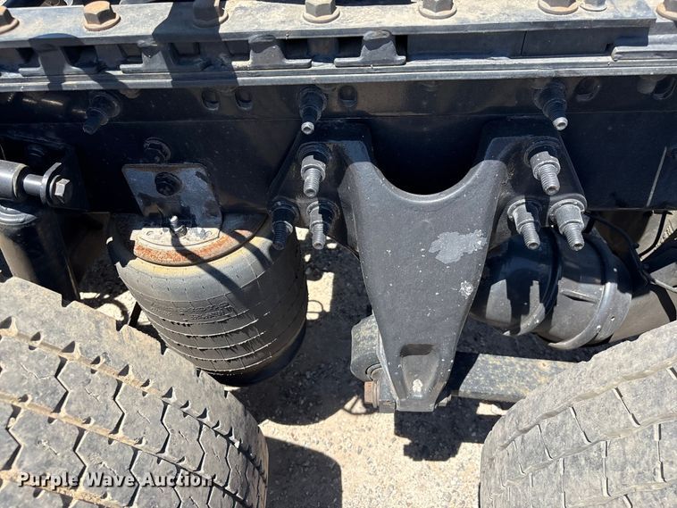 image for item EF1222 2019 International LT625 semi truck