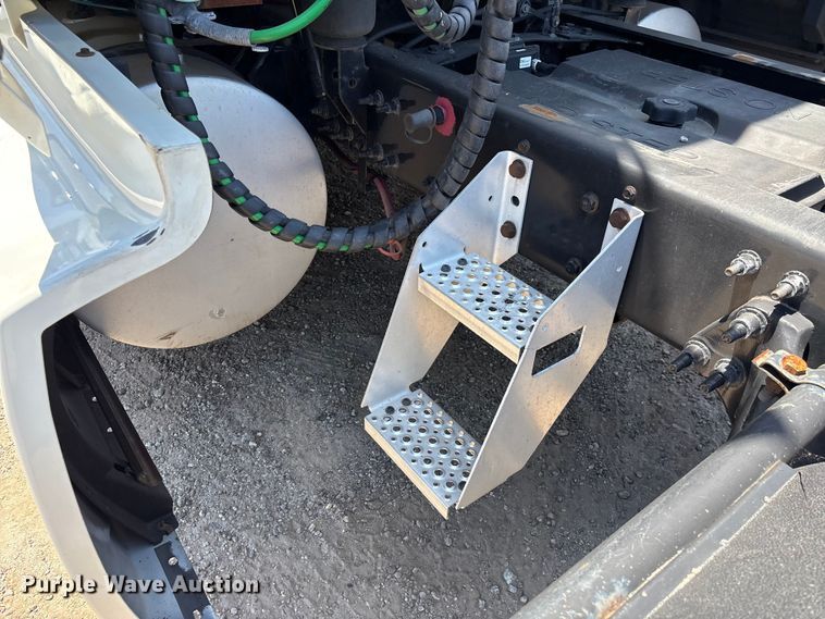 image for item EF1222 2019 International LT625 semi truck