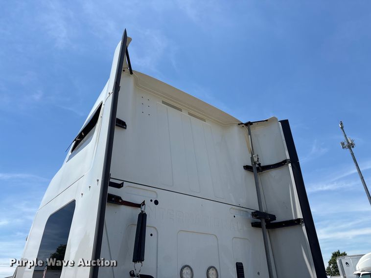 image for item EF1222 2019 International LT625 semi truck