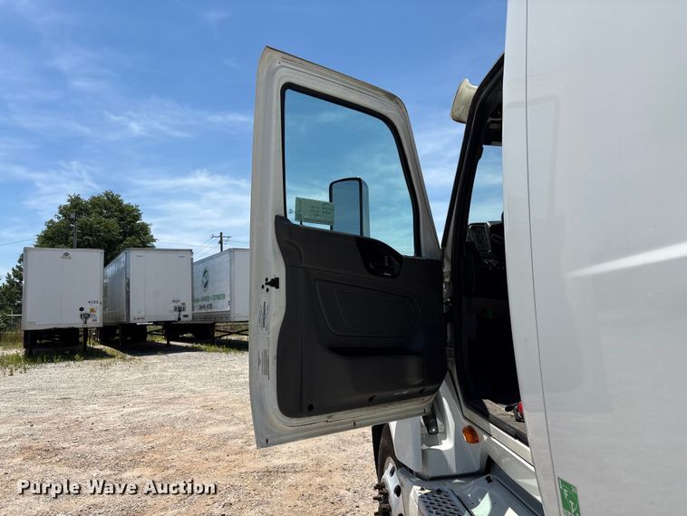 image for item EF1222 2019 International LT625 semi truck