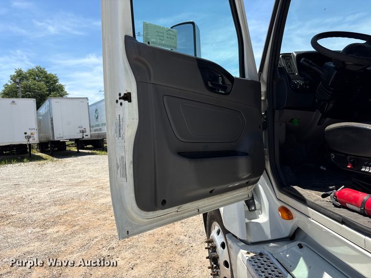 image for item EF1222 2019 International LT625 semi truck