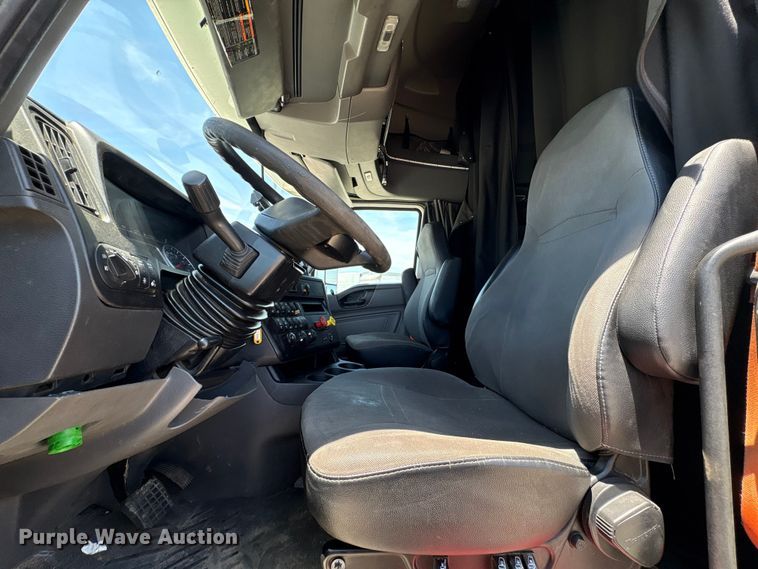 image for item EF1222 2019 International LT625 semi truck