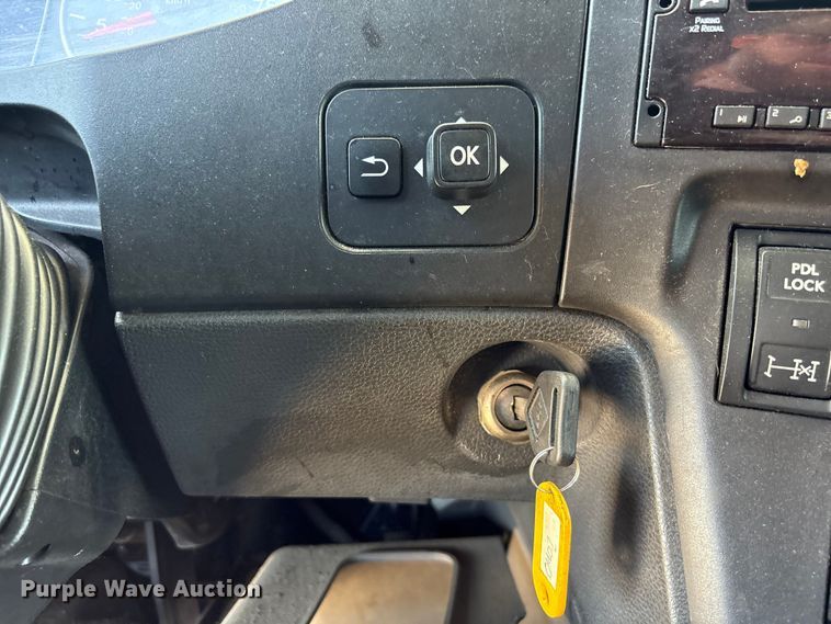 image for item EF1222 2019 International LT625 semi truck