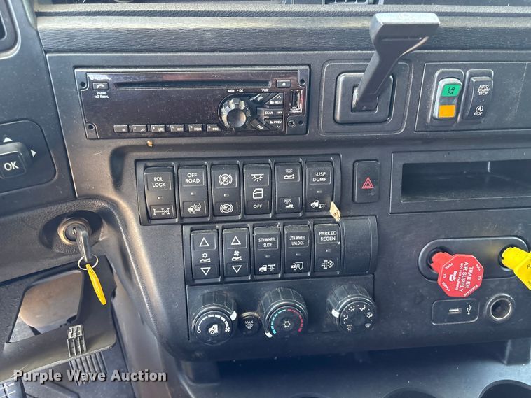 image for item EF1222 2019 International LT625 semi truck