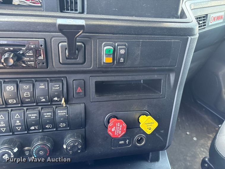 image for item EF1222 2019 International LT625 semi truck