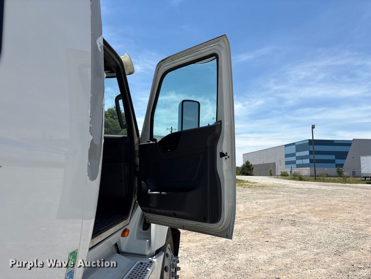 image for item EF1222 2019 International LT625 semi truck