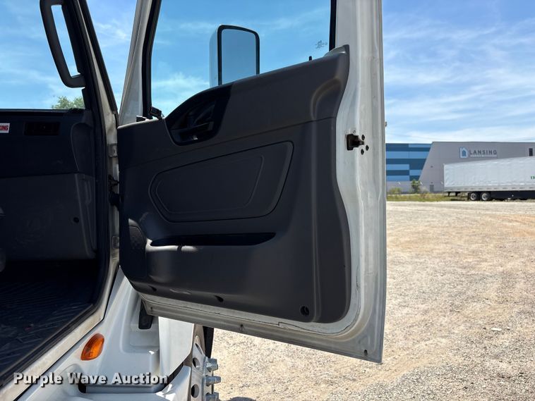 image for item EF1222 2019 International LT625 semi truck