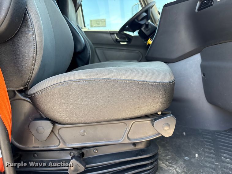 image for item EF1222 2019 International LT625 semi truck
