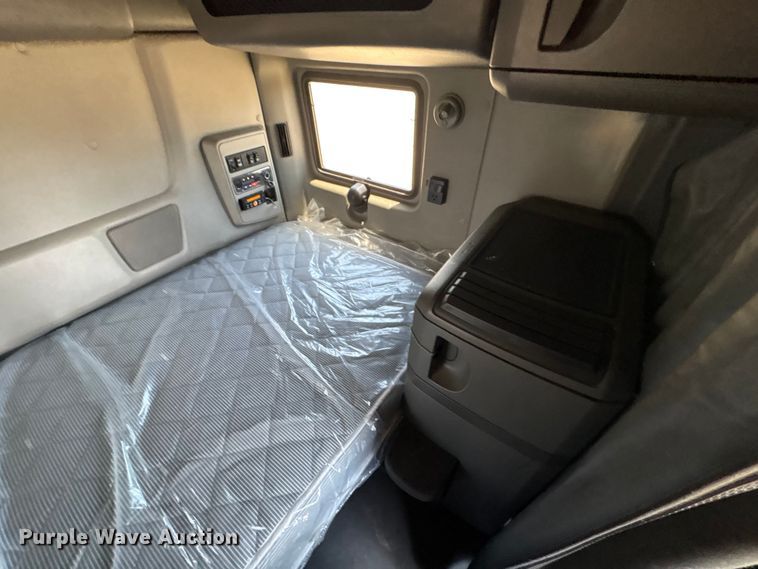 image for item EF1222 2019 International LT625 semi truck