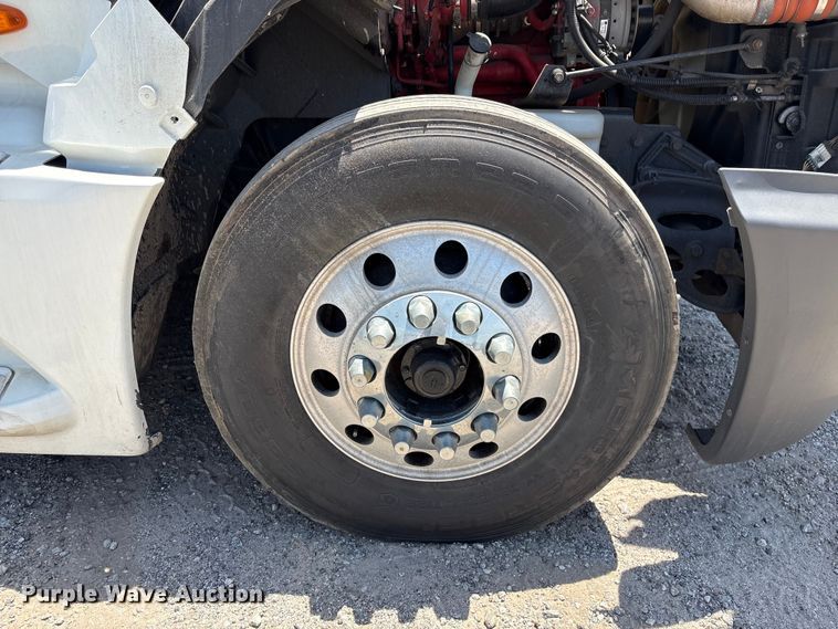 image for item EF1222 2019 International LT625 semi truck