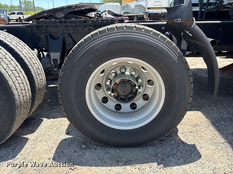 image for item EF1222 2019 International LT625 semi truck