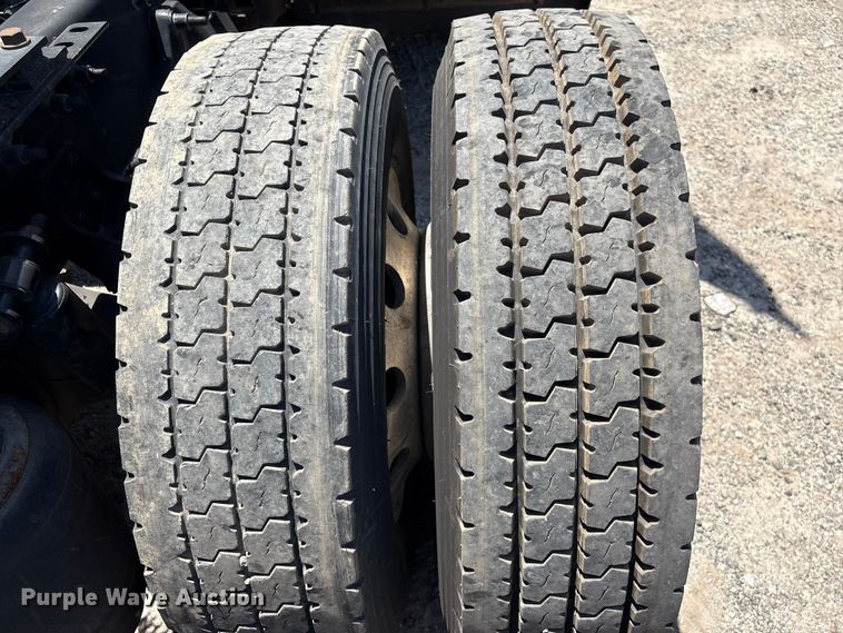 image for item EF1222 2019 International LT625 semi truck
