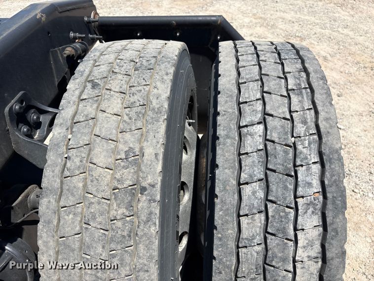 image for item EF1222 2019 International LT625 semi truck