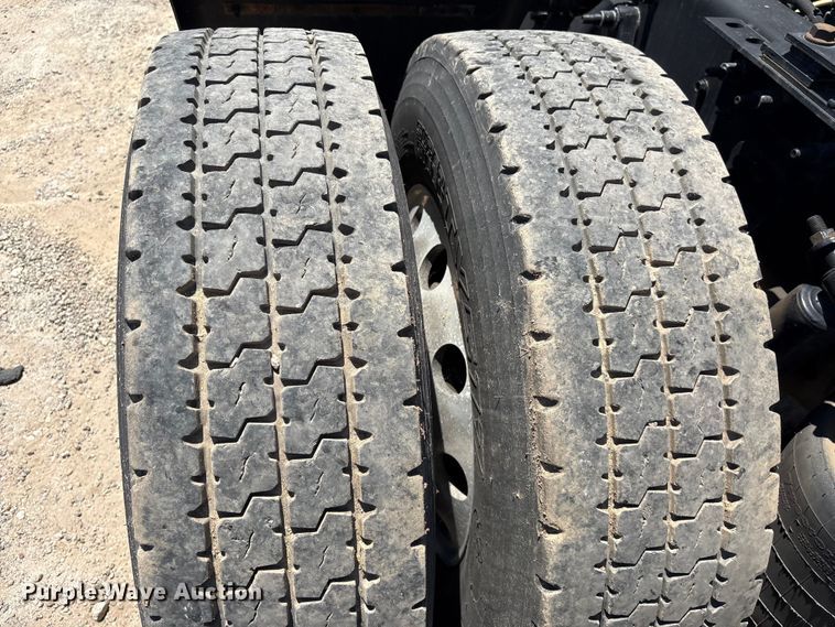 image for item EF1222 2019 International LT625 semi truck