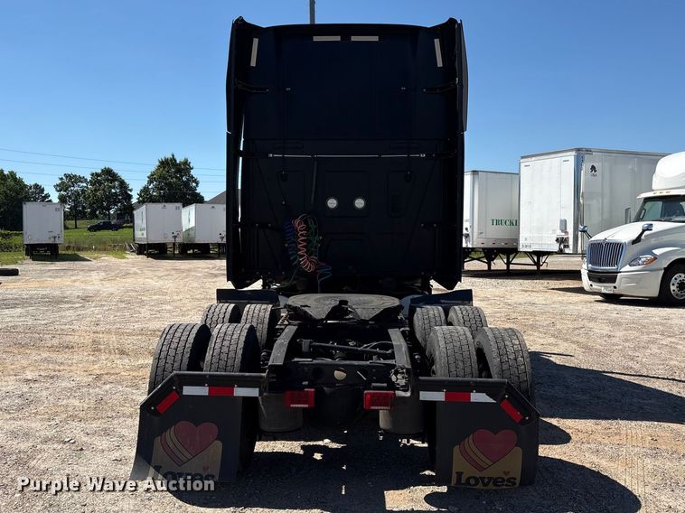 image for item EF1223 2021 International LT625 semi truck
