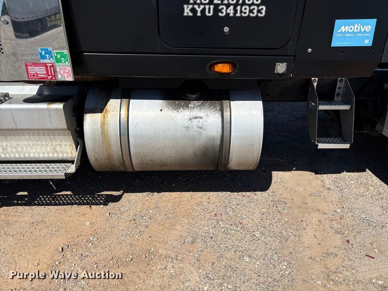 image for item EF1223 2021 International LT625 semi truck