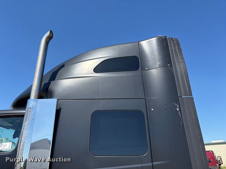 image for item EF1223 2021 International LT625 semi truck